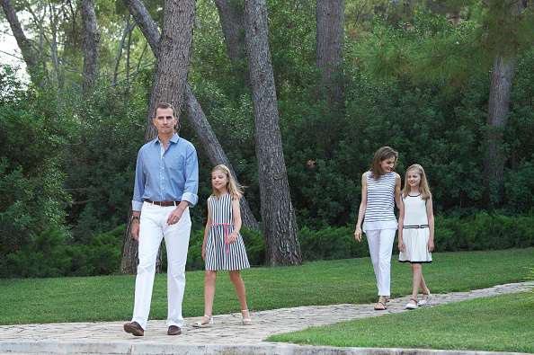 PALMA DE MALLORCA, SPAIN - AUGUST 04: King Felipe VI of Spain, Queen Letizia of Spain, Princess Leonor of Spain (R) and Princess Sofia of Spain (L) poses for the photographers at the Marivent Palace on August 4, 2016 in Palma de Mallorca, Spain. (Photo by Carlos R. Alvarez/WireImage)