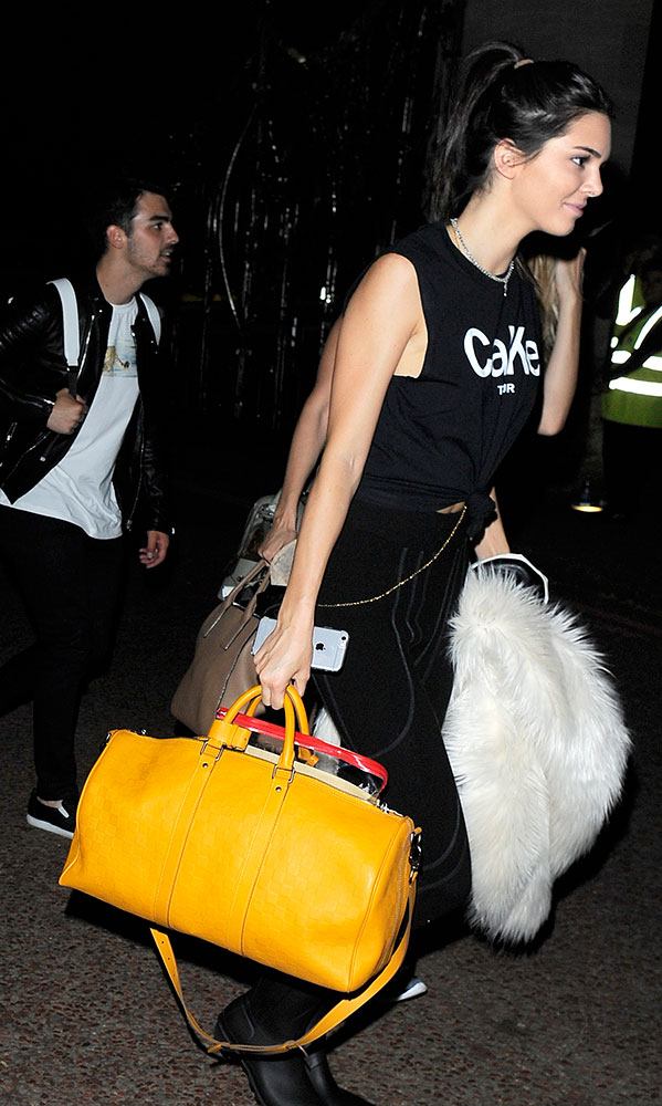 Kendall Jenner y sus lujosas cangureras de Louis Vuitton y Chanel