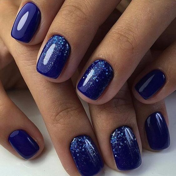 Manicure con glitter para uñas, así puedes lucir la tendencia del