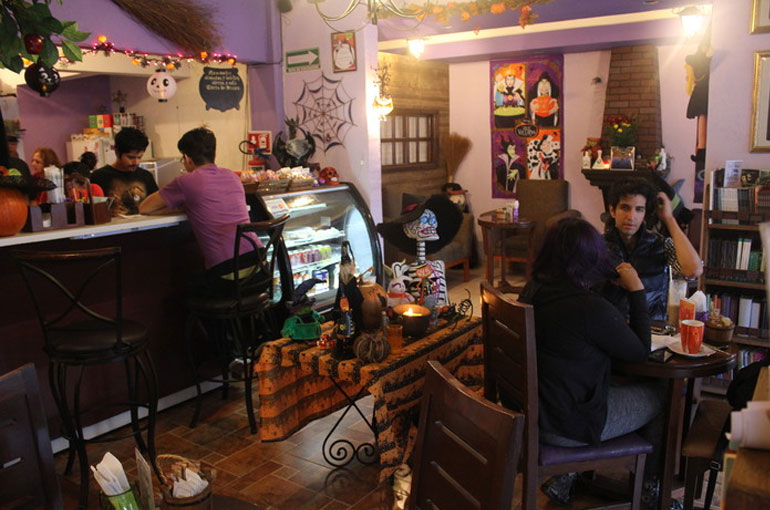 De miedo! Esta cafetería inspirada en las Brujas de Salem está en CDMX -  EstiloDF