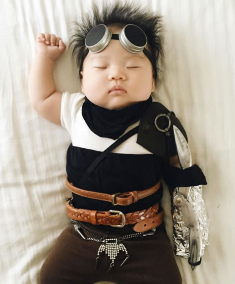 Esta bebé no tiene idea de que es disfrazada mientras duerme