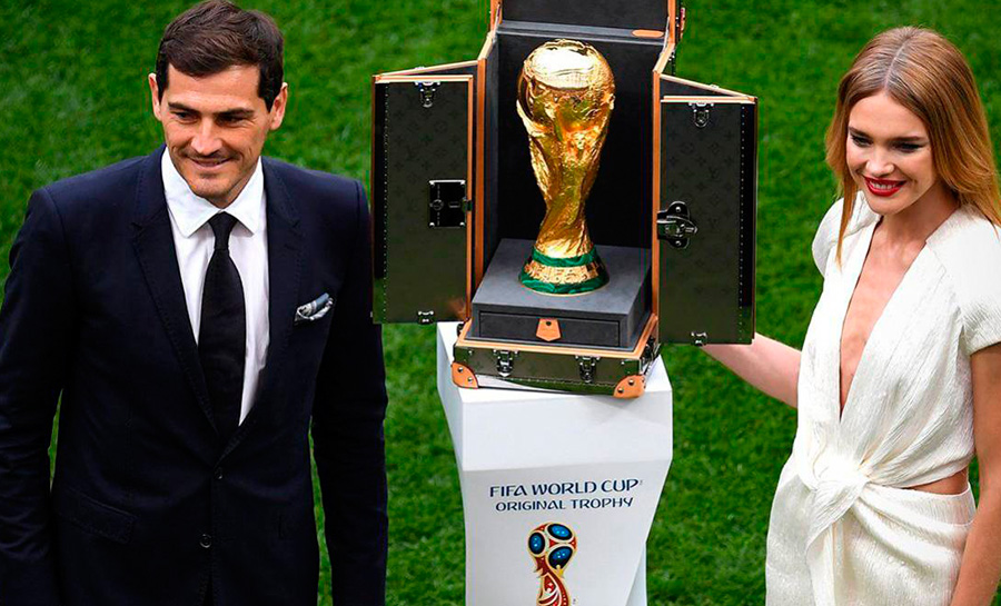 La mejor manera de guardar el trofeo del Mundial de Fútbol 2014 es bajo un  cofre de Louis Vuitton