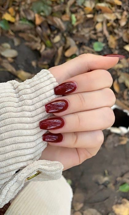 ¿Uñas color vino tinto? Sí, son el must de la temporada otoño 2024