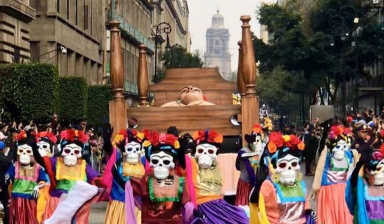 El Zócalo de la CDMX se alista para el Gran Desfile de Día de Muertos