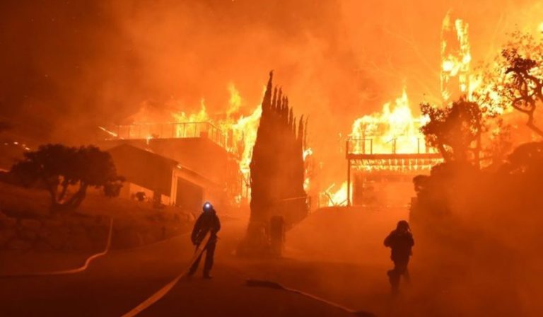 Los incendios en Los Ángeles, entre teorías conspirativas y razones políticas