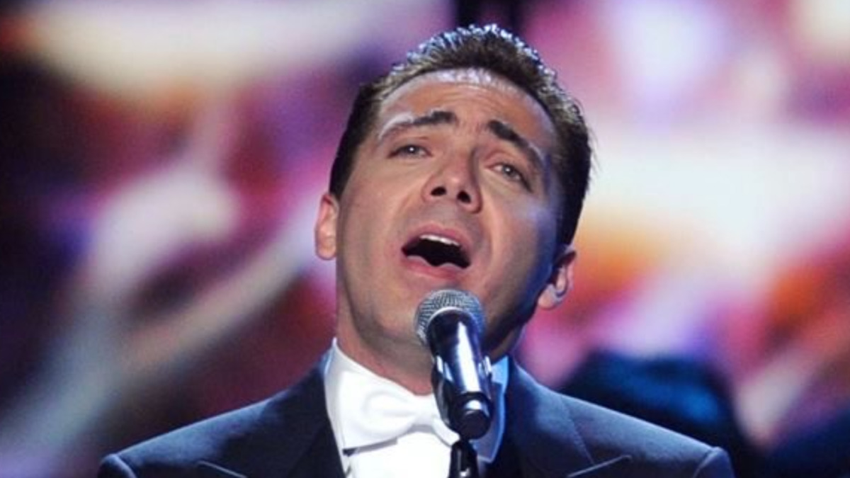 Cristian Castro decide volver a la secundaria para terminarla